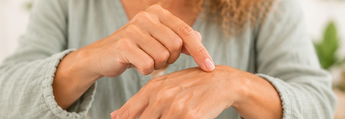 Gros plan sur un tapotement EFT du bout des doigts sur le dos de la main